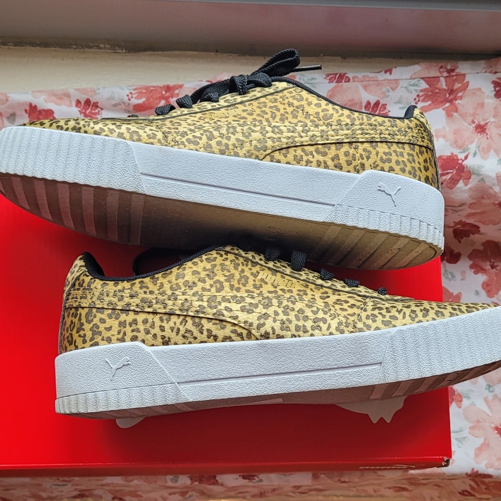 Womens soft foam Puma Sneakers Size 8.5 M